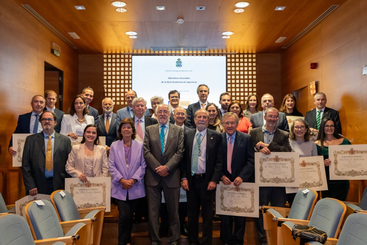 IRI_robotics's tweet image. 💫 El pasado 14 de octubre, en el acto de distinción a los  Miembros Asociados de la Real Academia de Ingeniería @RAI_Ingenieria, se reconoció a @pablo_schlegl por su destacada trayectoria
¡Enhorabuena, Pablo! 👏