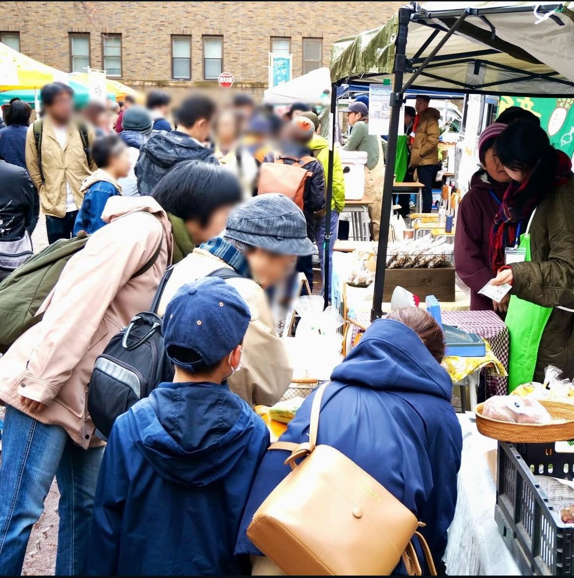 ‼️北大マルシェアワードまであと2日‼️

🗓️10/25(土) 10:00-16:00
🗓️10/26(日) 10:00-15:00
📍北大農学部

✨入場無料✨

🛍️販売商品🛍️
野菜、米、牛肉、オーガニックビール、
ハンバーガー、カレー、クラフトコーラ
etc…

みなさんぜひお越しください♪
※写真は去年の様子です