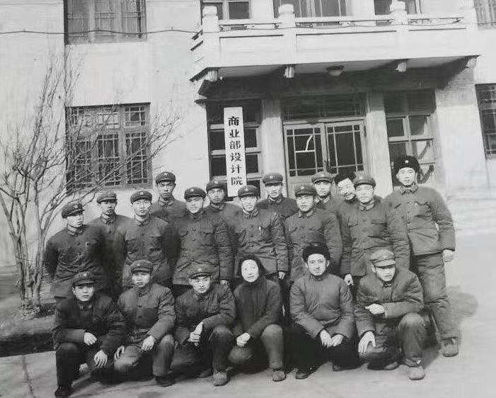 Tsinghua_Uni's tweet image. Could you build an oil depot after reading fewer than 100 pages of a book? Chen Guimin and his peers did! Before the completion of DJS130, a domestically built computer, they used it to process hundreds of data sets, pioneering a computational method in engineering design.