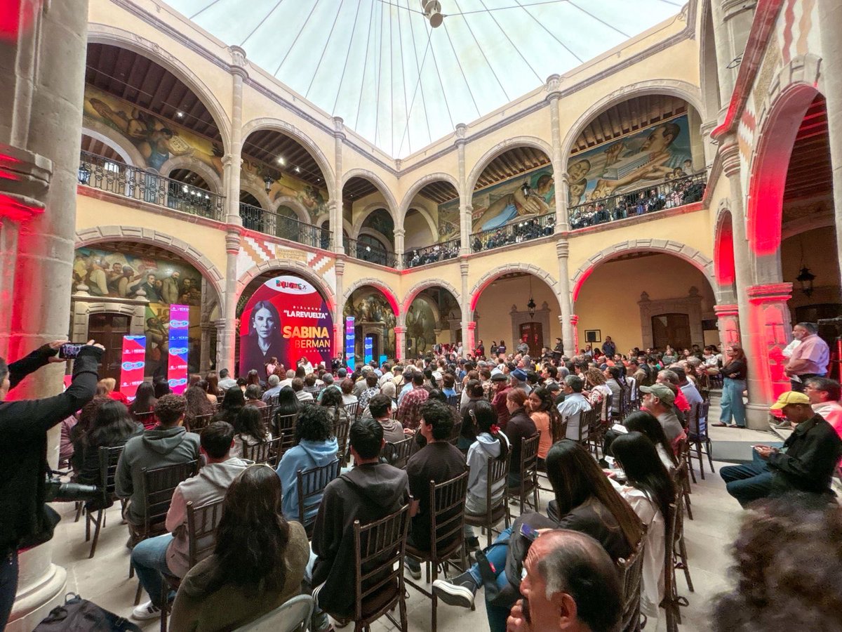 Fue un gusto escuchar a <a href="/sabinaberman/">Sabina Berman</a> en la presentación de su nuevo libro “Los billonarios desaparecen …!!
Agradezco la invitación del anfitrión <a href="/danielo_mx/">danielo</a>