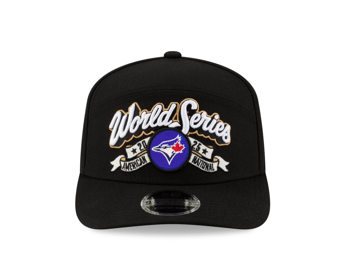 TAASScom's tweet image. ⚾ 2025 WORLD SERIES – BLUE JAYS vs. DODGERS ⚾

Die Fall Classic steht fest! Die Toronto Blue Jays treffen auf die Los Angeles Dodgers – Ost gegen West, Power-Hitting gegen Pitching-Elite. Feiere das größte Duell des Baseball-Jahres mit offiziellen World Series Styles von New…