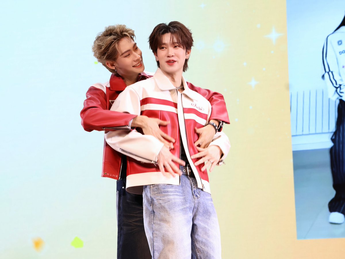 qmkw520's tweet photo. 盯妻狂魔，捞不到tutor正脸，一直在盯着他老婆🥳🥳
#TuTorYimFansigninHEFEI #Mynameis_yim #TutorKrp #TutorYim https://t.co/CZGnkooUDs