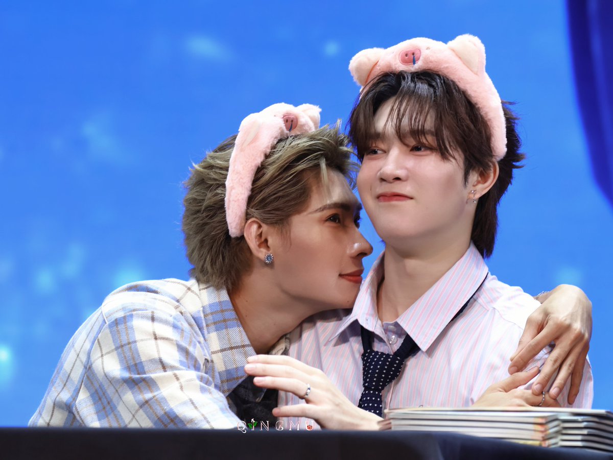 qmkw520's tweet photo. 盯妻狂魔，捞不到tutor正脸，一直在盯着他老婆🥳🥳
#TuTorYimFansigninHEFEI #Mynameis_yim #TutorKrp #TutorYim https://t.co/CZGnkooUDs