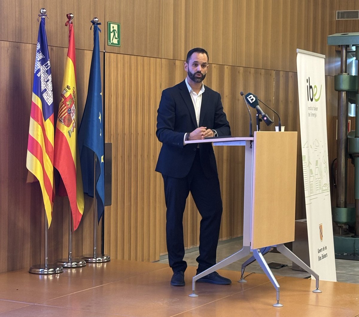 Les #IllesBalears ja disposen d’una eina interactiva que permet conèixer el potencial solar de totes les cobertes dels edificis i habitatges de l'arxipèlag, és l’#AtlesFotovoltaic 

Una aplicació oberta a tothom que permet consultar:

➡️ Nombre màxim de panells solars que pot