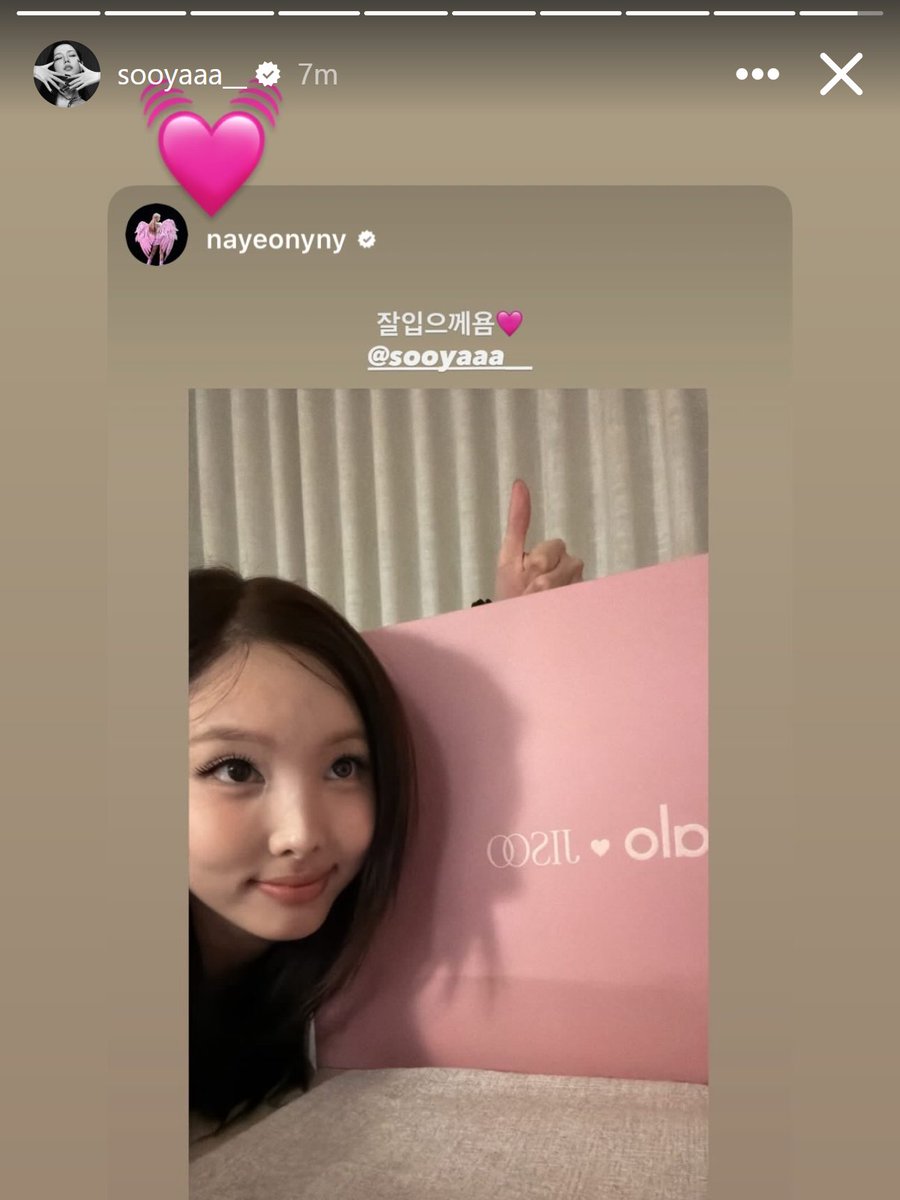 godmitzu's tweet image. Blackpink Jisoo already reposted Nayeon's IG story with her ALO collection