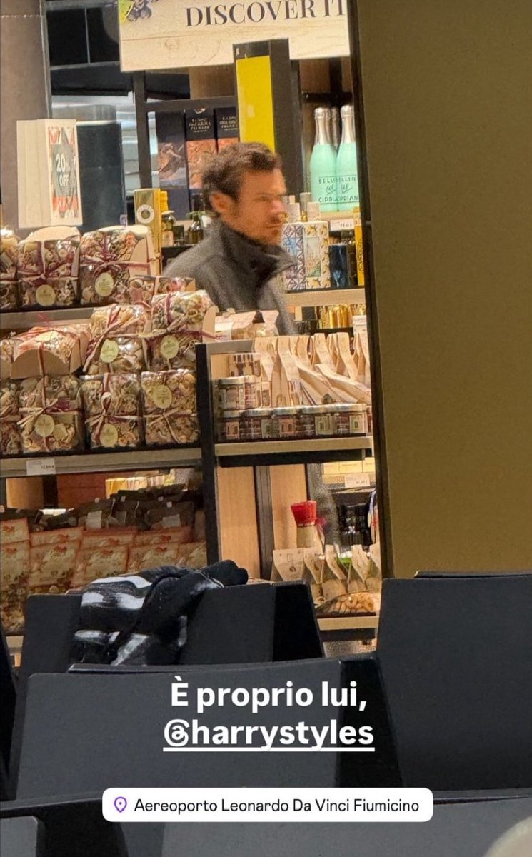 HS_News_'s tweet image. Harry at the Airport in Rome yesterday
- October 22, 2025