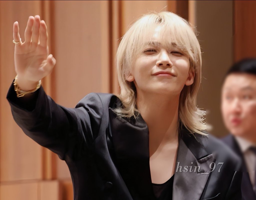 yawnjeonghans's tweet image. jeonghan before jeonghan when
he left came back