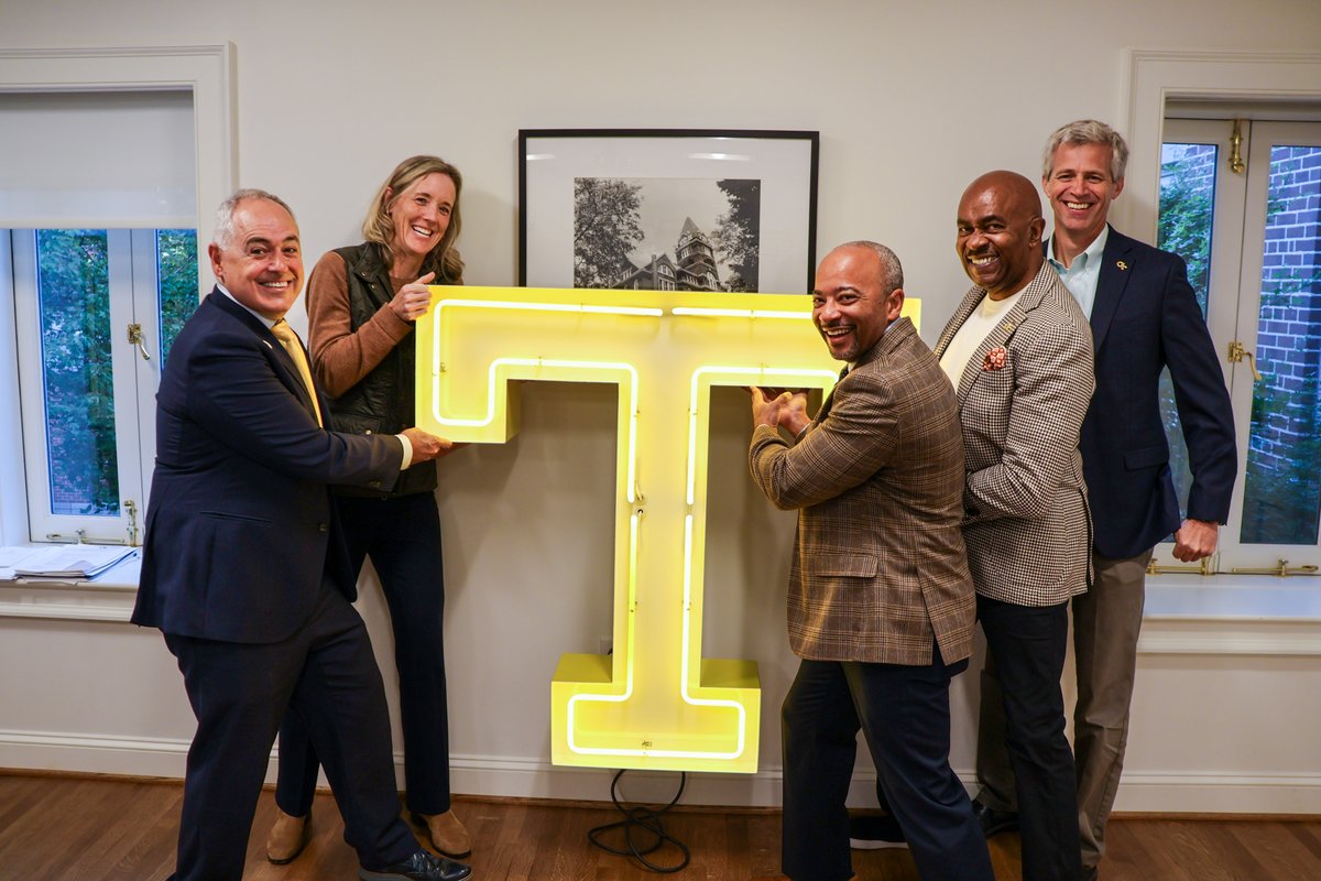 CabreraAngel's tweet image. Introducing our new provost. His name is Raheem Beyah. He currently leads the greatest school of engineering in the world. He is a proud @gtalumni. He's a very cool guy and will make our leadership team even stronger #WeCanDoThat #ProgressAndService