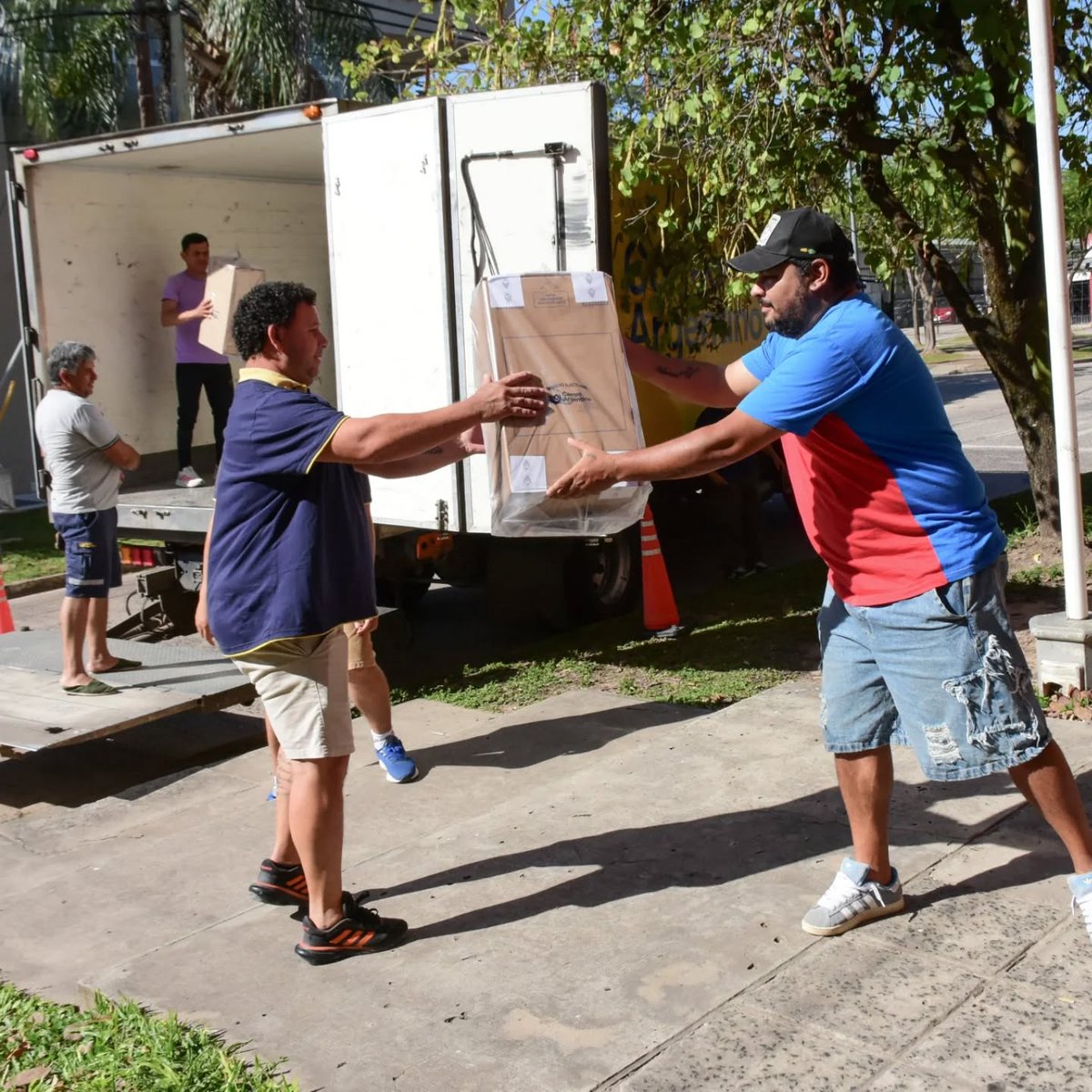 elmisilpy's tweet photo. 🗳️ ELECCIONES 2025 | Comenzó el despliegue de urnas en toda la provincia bajo un fuerte operativo de seguridad coordinado por el Ejército. 🚛👮‍♂️🇦🇷 #Elecciones2025 #Formosa https://t.co/a3gHNrvvYJ