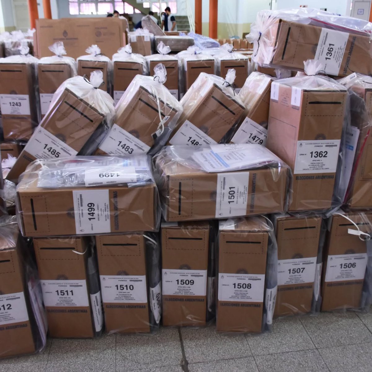 elmisilpy's tweet photo. 🗳️ ELECCIONES 2025 | Comenzó el despliegue de urnas en toda la provincia bajo un fuerte operativo de seguridad coordinado por el Ejército. 🚛👮‍♂️🇦🇷 #Elecciones2025 #Formosa https://t.co/a3gHNrvvYJ