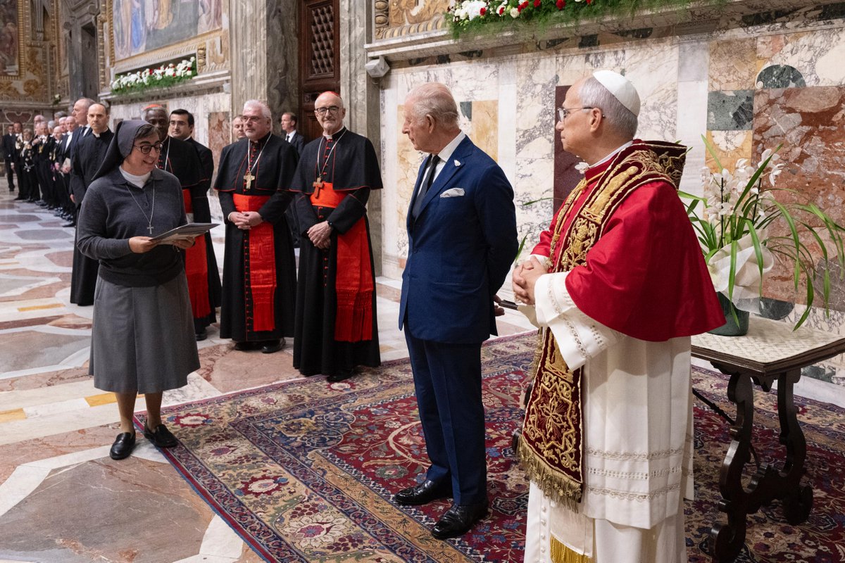 Sviluppo Umano Integrale (@vaticanihd_it) on Twitter photo 🌳 Papa Leone XIV e Re Carlo III hanno partecipato a un incontro dedicato alla cura del #creato, scambiandosi due piante identiche come segno di responsabilità verso un futuro sostenibile e armonioso. Presenti per @VaticanIHD_IT Card. <a href="/jesuitczerny/">Cardinal M. Czerny SJ</a>, <a href="/ASmerilli/">Alessandra Smerilli</a> e Card. F. Baggio. 🌳 Papa Leone XIV e Re Carlo III hanno partecipato a un incontro dedicato alla cura del #creato, scambiandosi due piante identiche come segno di responsabilità verso un futuro sostenibile e armonioso. Presenti per @VaticanIHD_IT Card. <a href="/jesuitczerny/">Cardinal M. Czerny SJ</a>, <a href="/ASmerilli/">Alessandra Smerilli</a> e Card. F. Baggio.
