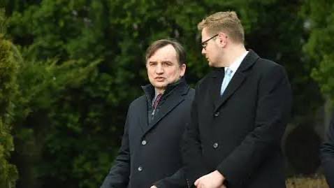 -Zbychu, wiesz co❓
-Co❓
-Z tą konfiskatą rozszerzoną, to żeś kurwa grubo przesadził…
🤡
