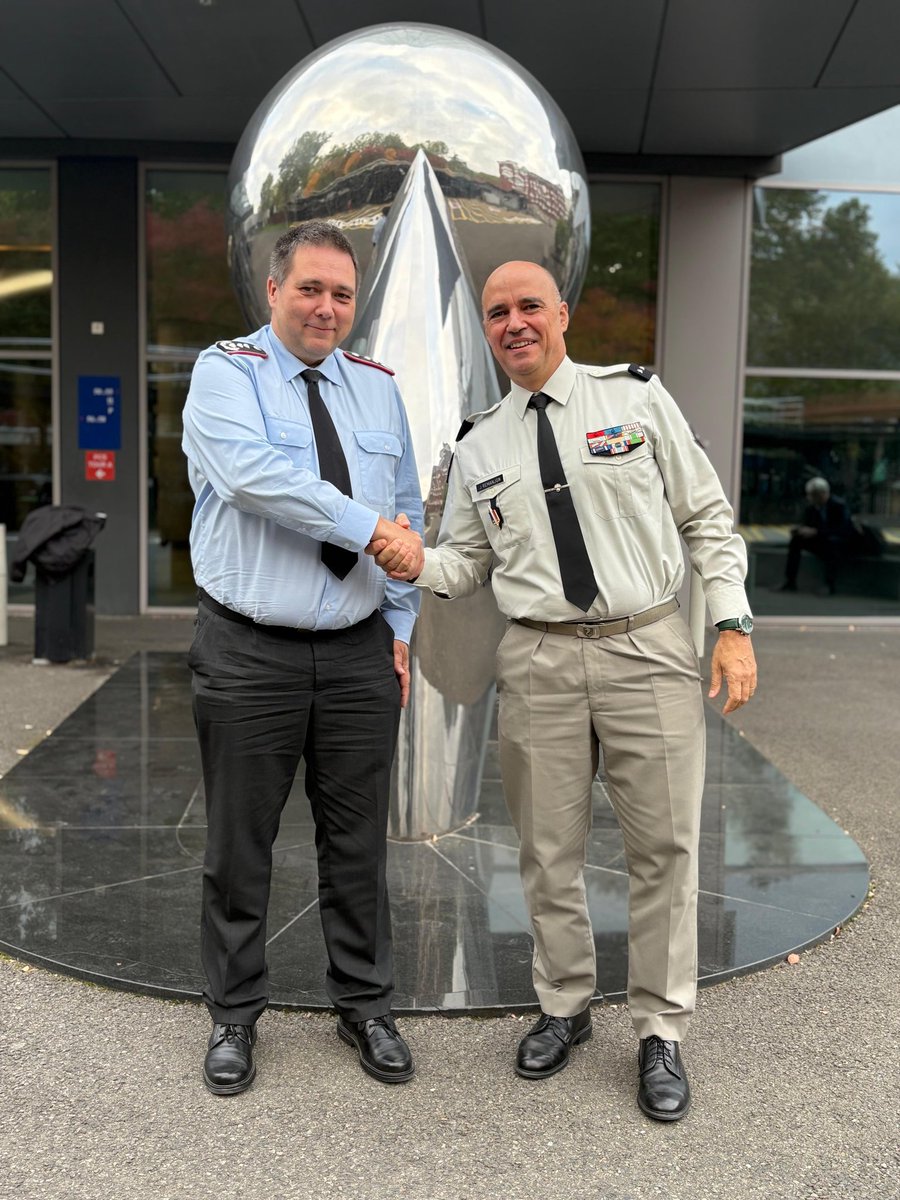 Officier général relations internationales Terre tweet media