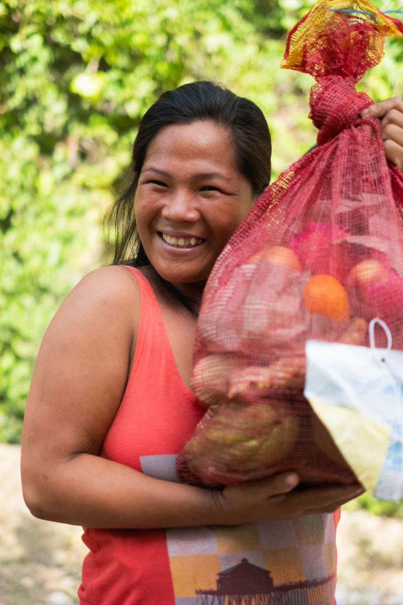 WCK is ensuring families in the Philippines rebuilding after the recent earthquake have what they need to cook again. In North Cebu, our teams are distributing fruit kits—adding a touch of sweetness to recovery. 🍊🍌 #ChefsForPhilippines