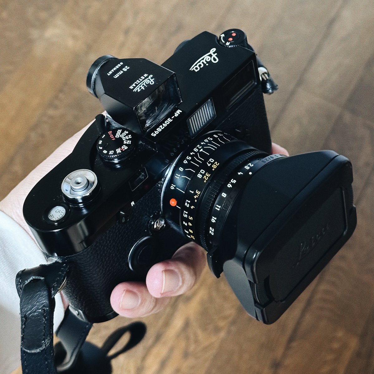 matsudaphoto's tweet photo. 持ってるleicaほとんど使う事なかったので、このセットだけ残しました。

leica MP0.72
エルマリート28mm
28mm finder

シャッターをキル回数が少ないのでfilmオンリーにしました。

僕の中でこのセットが最強だと思ってます。

＠leica_camera https://t.co/G2ZkPYphzG