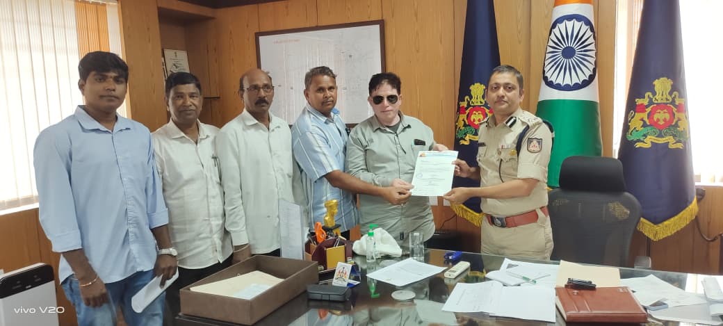 RajshekharTalw2's tweet image. ವಾಲ್ಮೀಕಿ ಸಮುದಾಯದ ವಿರುದ್ಧ ಅವಾಚ್ಯವಾಗಿ ಮಾತನಾಡಿದ್ದ ಮಾಜಿ ಸಂಸದ ರಮೇಶ ಕತ್ತಿ ವಿರುದ್ಧ ಎಫ್ಐಆರ್ ಆಗಿದ್ರು ಬಂಧನ ಏಕೆ ಆಗುತ್ತಿಲ್ಲ ಎಂದು ಪ್ರಶ್ನಿಸಿ ಈ ಕೂಡಲೇ ಬಂಧಿಸುವಂತೆ ಆಗ್ರಹಿಸಿ ಬೆಳಗಾವಿ ನಗರ ಪೋಲೀಸ್ ಆಯುಕ್ತರು ಶ್ರೀ ಡಾಕ್ಟರ್ ಭೂಷಣ ಗುಲಾಬರಾವ ಬೋರಸೆ ಅವರಿಗೆ ಮನವಿ ಪತ್ರ ಸಲ್ಲಿಸಲಾಯಿತು ಜೊತೆಯಲ್ಲಿ ಸಂಜಯ ನಾಯಕ ದಿನೇಶ್ ಬಾಗಡೆ