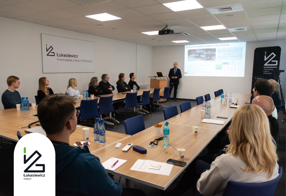 🚨𝗕𝗲𝘇𝗽𝗶𝗲𝗰𝘇𝗲𝗻́𝘀𝘁𝘄𝗼 𝗻𝗮 𝗱𝗿𝗼𝗴𝗮𝗰𝗵 𝘄 𝗰𝗲𝗻𝘁𝗿𝘂𝗺 𝘂𝘄𝗮𝗴𝗶

W Łukasiewicz – PIMOT dr inż. Paweł Posuniak, Dyrektor Centrum Badań i Rozwoju Technologii, poprowadził seminarium „Analiza możliwości ograniczenia skutków uderzenia samochodu osobowego w tylne