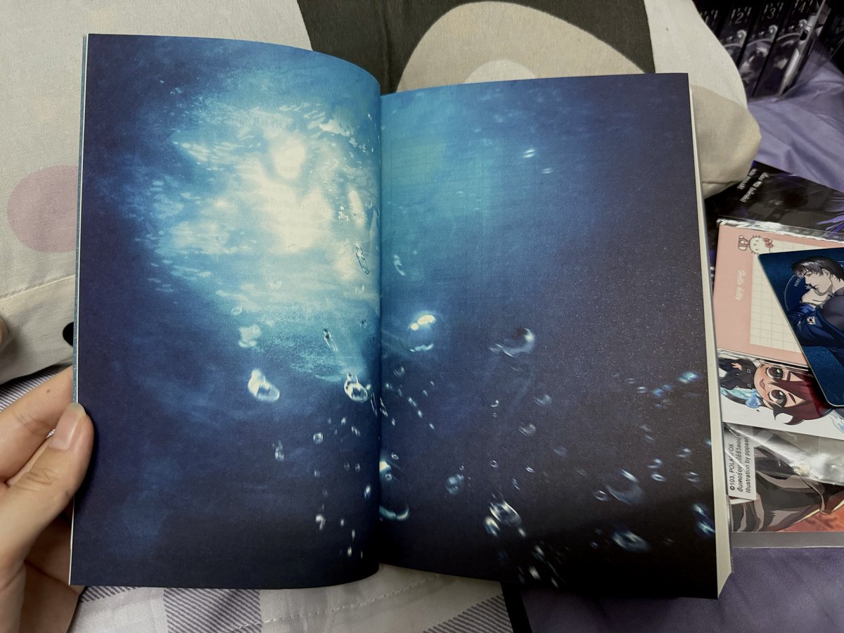 ชอบอาร์ตอันนี้ของออบาดึงมากอะ ไม่รู้เลยว่าเล่มนั้นจะเป็นรูปอะไร แล้วมันสวยมากทุกรูปเลย สีชัด มีสตอรี่ คือมันโคตรจะ😭❤️‍🩹