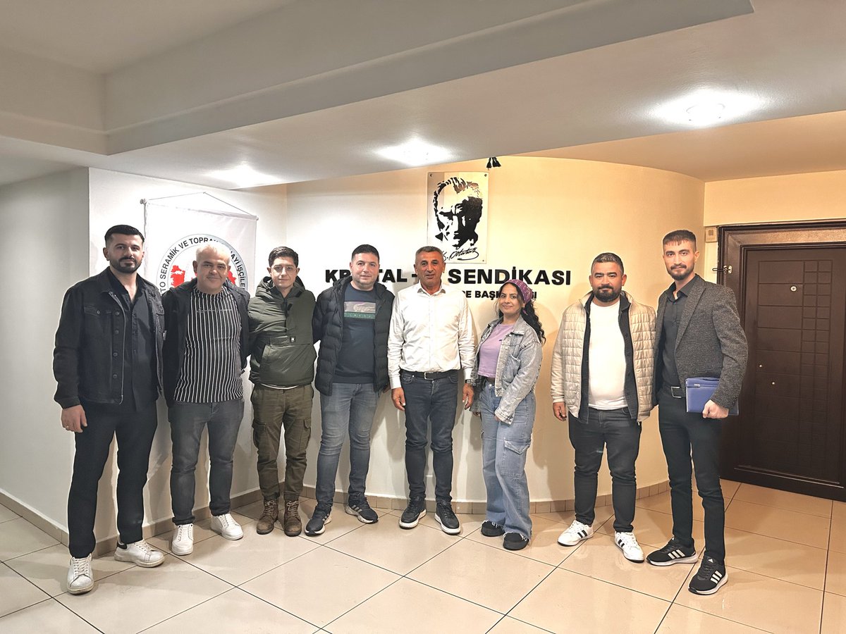 CoskunIcoskunfb's tweet photo. Kristal-İş Sendikası İzmir Şubesi olarak yönetim kurulu toplantımızı gerçekleştirdik teşkilatımız için hayırlı olmasını diliyoruz. ￼
#kristalişsendikası
#türkiş https://t.co/KaHdxJlE4b