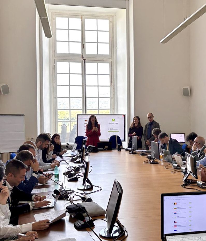 sarazade's tweet image. Si chiudono a Caserta 4 giornate di lezione e simulazione di #negoziatoUE per futuri #dirigenti della PA. 
Grazie alla SNA per l’opportunità, ai colleghi docenti e agli @AllieviSNA per l’interesse dimostrato. 
Conoscere l’🇪🇺 per promuovere e difendere al meglio gli interessi 🇮🇹