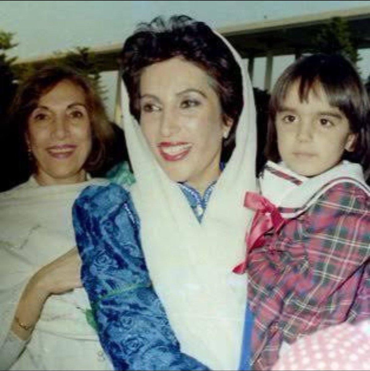 ZamanFansPs57's tweet photo. Remembering Nusrat Bhutto on her 14th Death Anniversary 💚🖤💚
Fourteen years have passed, yet her courage, vision, and dedication to democracy continue to inspire generations. Her legacy remains alive in the hearts of the people of Pakistan.
#MadarEJamhuriyat
@BBhuttoZardari https://t.co/NwimgK1ITZ