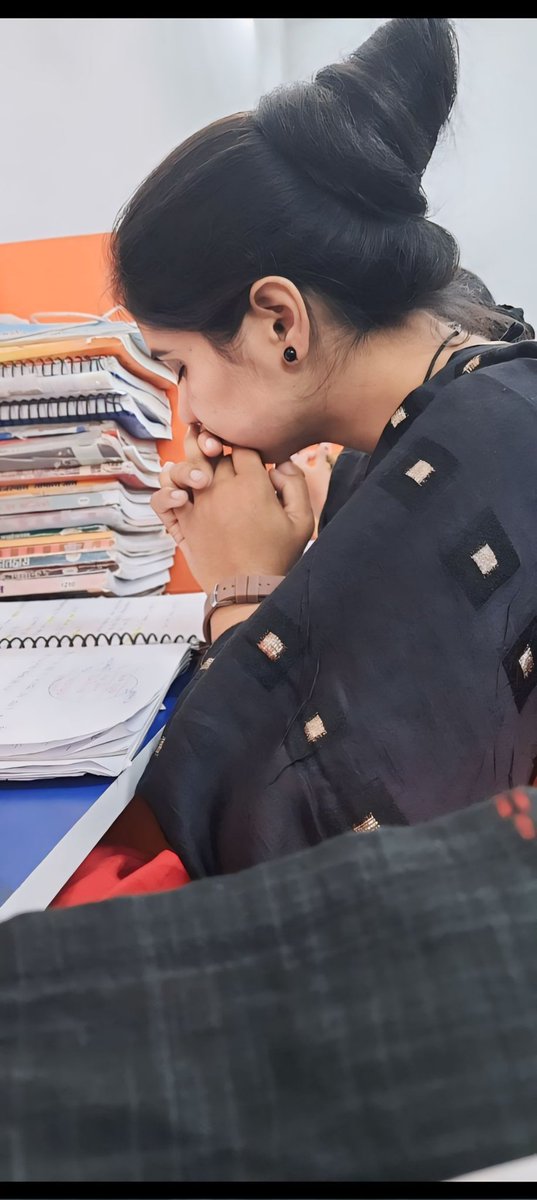 लोग अगले ही दिन भूल जाते हैं 
कि कल कोई उत्सव भी था
लोग कितने प्रतिबद्ध हैं
अपने-अपने दुखों में लौटने के लिए.. 

~ मनमीत सोनी✍️✍️🌺🫣