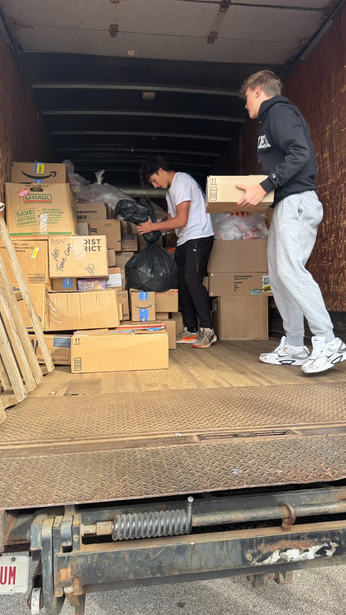 FHSchools's tweet image. FHSD goes “All In” to help the community! 💚💪 As a result of the All In Food Drive, more than 2,782 Power Packs, over 10,000 pounds of food and personal care products, and more than $1,400 in cash will be donated to IPM Food Pantry! Thank you for everyone’s generosity!