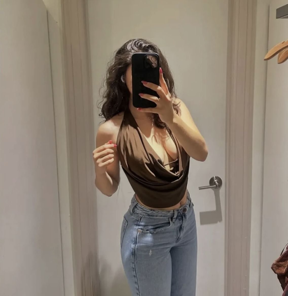 Riaz uncle 💚 bole ki unko bhi #diwali manani hai or 🧡#patakha 🎆phorna hai. Mai fauran unka ishara samajh k unke outhouse pahuch gai.
Unhone fir jee bhar k patakhe phode.
#Sanskari