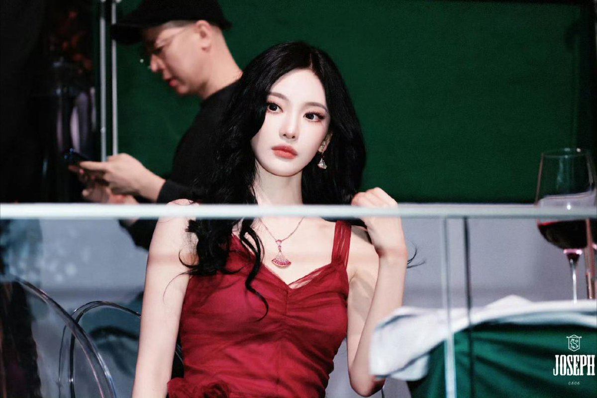 แล้วชีเปลี่ยนชุดแต่เครื่องประดับก็ยังคงเป็น Bvlgari แบรนด์เดิมส่งให้ใส่ทั้งงานเดินแบบและดินเนอร์เลยสุดจัด