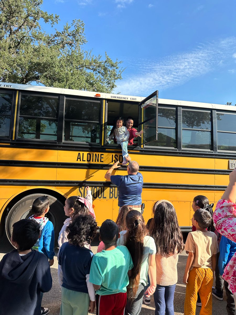 OrangeGroveAISD's tweet image. 🚌🚦 National School Bus Safety Week! Students enjoyed Bus Safety Day, learning to board, cross streets safely, and follow their driver’s instructions. 💛 Thanks to our Aldine East transportation team for keeping them safe! 🚌👏
#BusSafetyWeek
