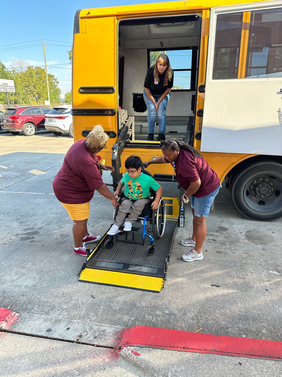 OrangeGroveAISD's tweet image. 🚌🚦 National School Bus Safety Week! Students enjoyed Bus Safety Day, learning to board, cross streets safely, and follow their driver’s instructions. 💛 Thanks to our Aldine East transportation team for keeping them safe! 🚌👏
#BusSafetyWeek