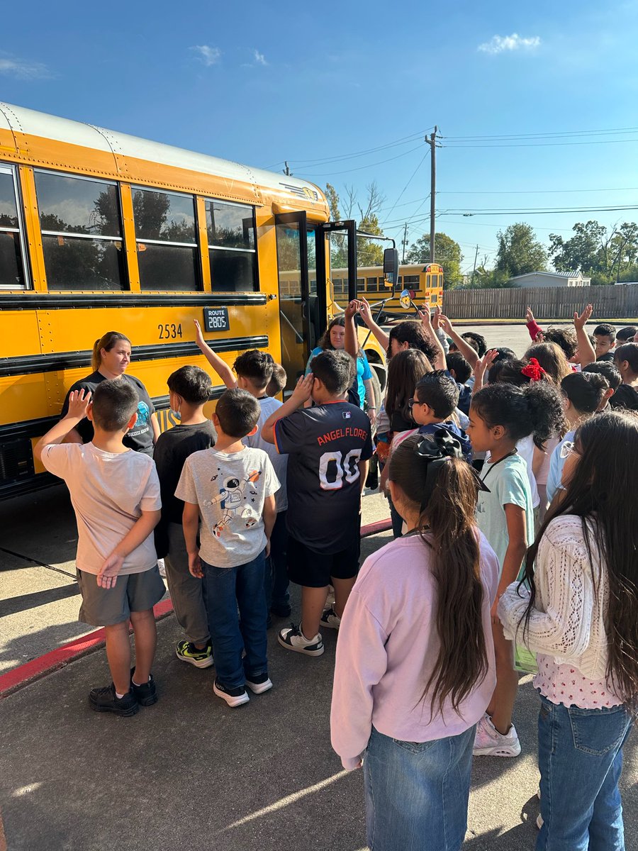 OrangeGroveAISD's tweet image. 🚌🚦 National School Bus Safety Week! Students enjoyed Bus Safety Day, learning to board, cross streets safely, and follow their driver’s instructions. 💛 Thanks to our Aldine East transportation team for keeping them safe! 🚌👏
#BusSafetyWeek