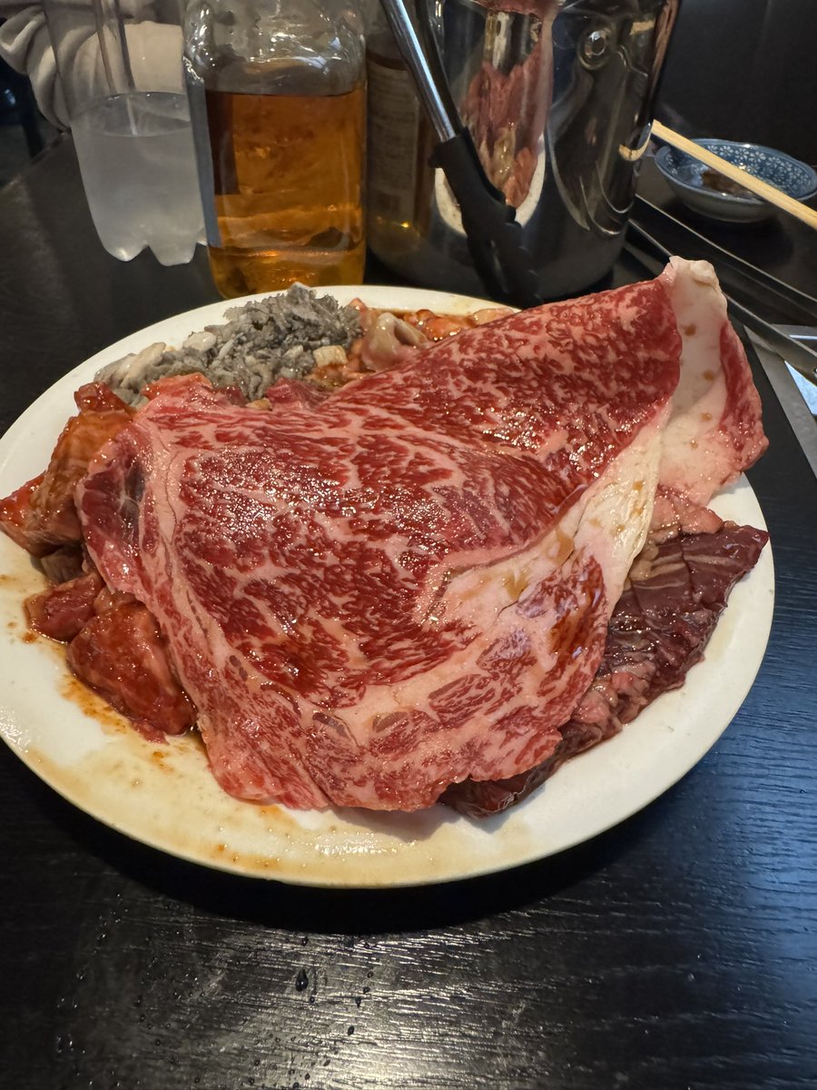 pipipi32651's tweet image. Fさん、めそさん、へこさん
焼肉会合にお呼びいただいてありがとうございます😼
特に映える写真撮ってないけど盛られてくるお肉のインパクトがでかいお店だった🤣
同世代の会話で盛り上がりながらお肉おいしかったです🍖