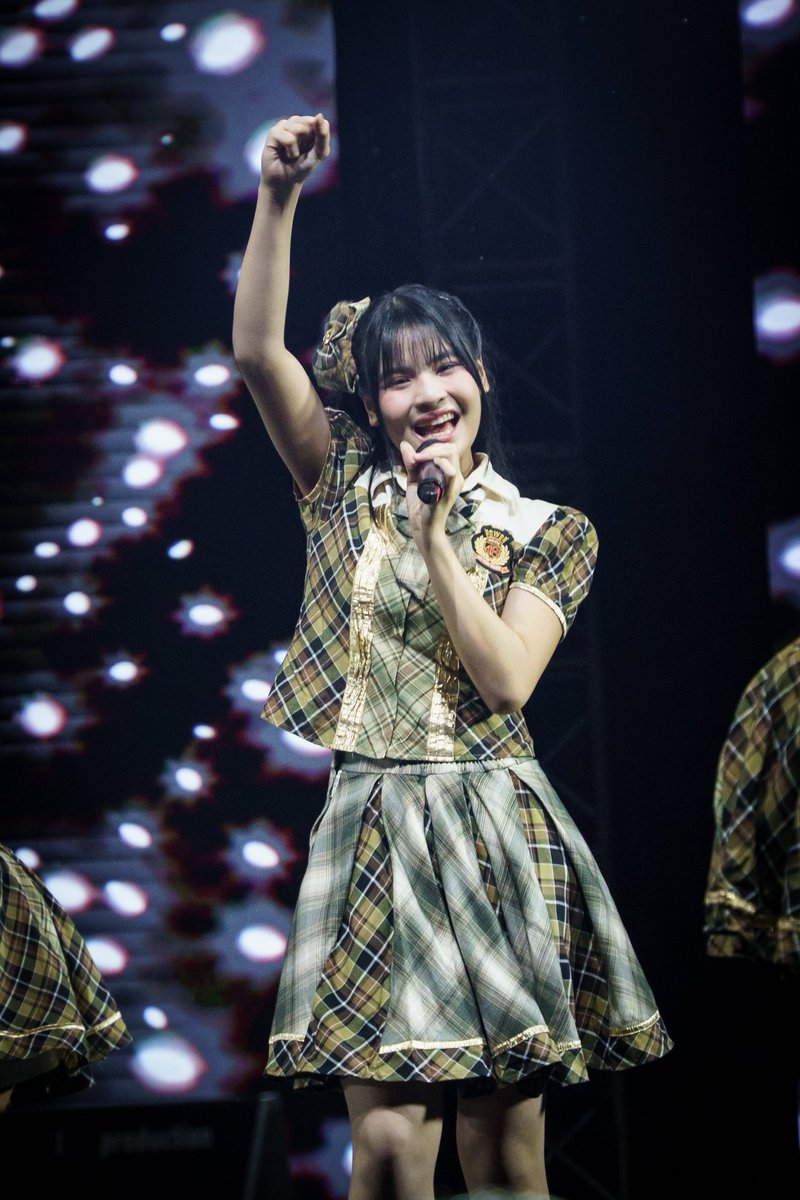 Dedeeek <a href="/JTrisha_JKT48/">Jazzlyn Trisha</a>