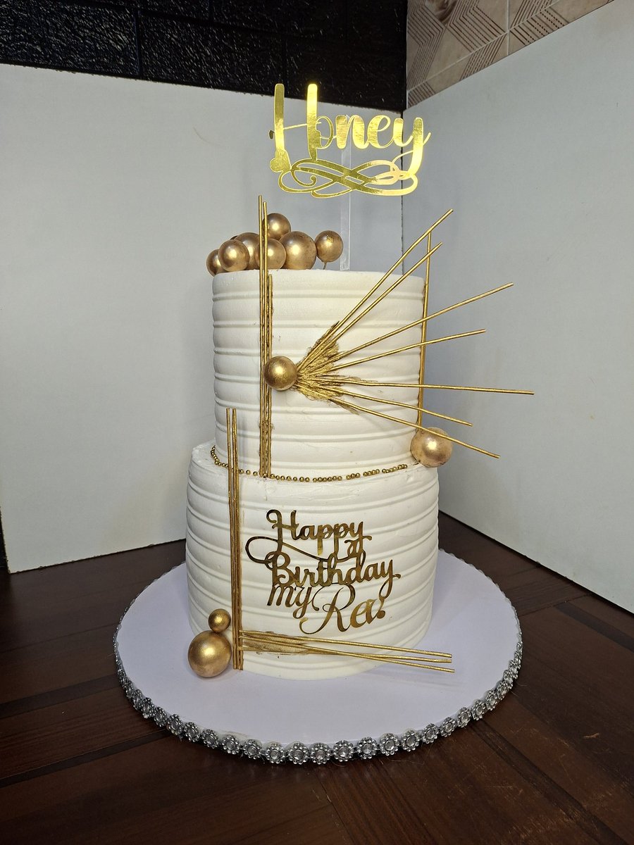 The__borah's tweet photo. Last year, I decorated just 44 cakes. This year, I gave myself a target of 100cakes and told myself I will show up daily on Twitter. I am so happy to announce that I will be decorating my 106th cake today and I already have orders lined up to 110. https://t.co/T42aC4MDg1