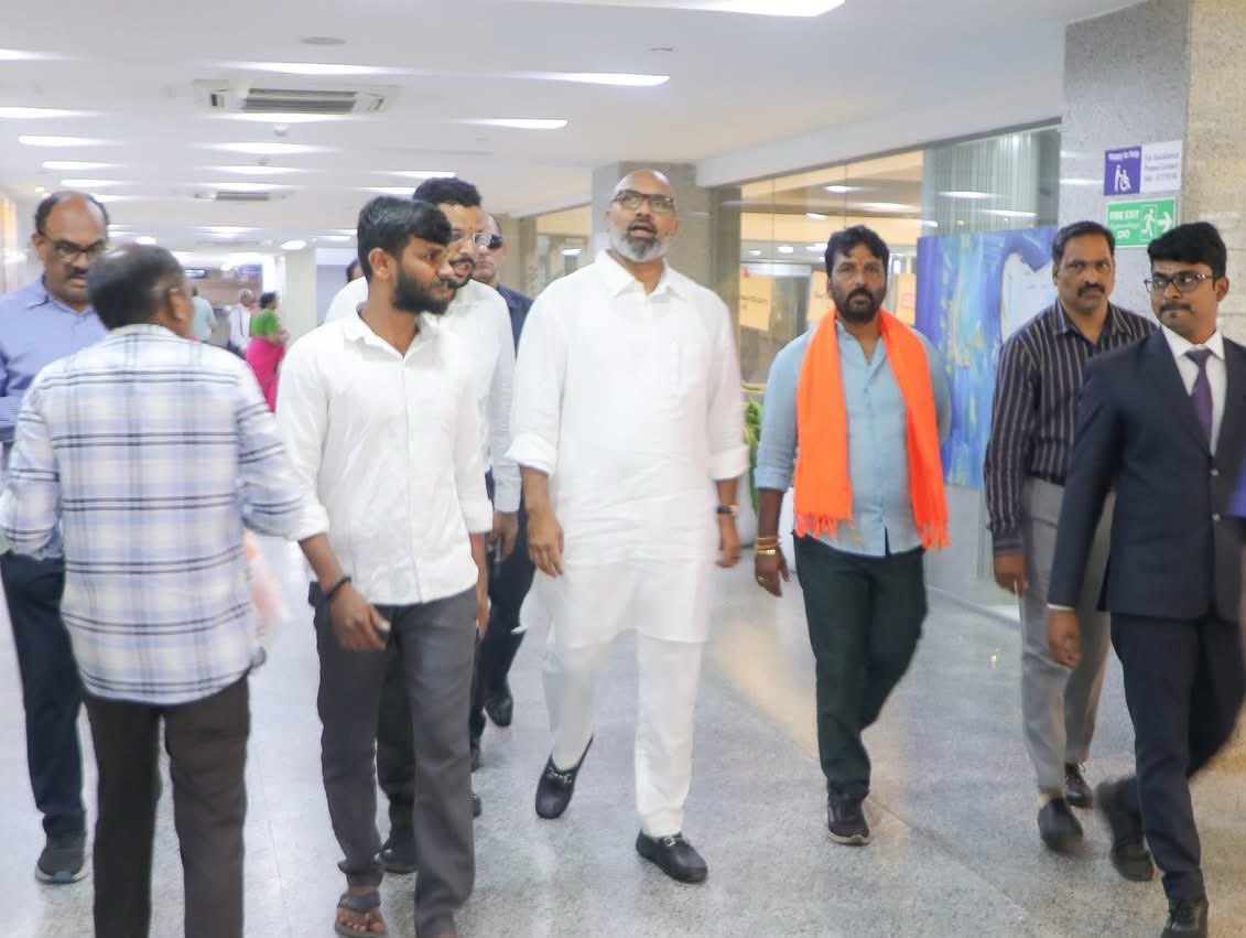 Arvindharmapuri's tweet photo. ఎంఐఎం గుండాలు జరిపిన కాల్పుల్లో గాయపడి యశోద ఆస్పత్రిలో చికిత్స పొందుతున్న గో రక్షక్ కార్యకర్త సోనుసింగ్ గారిని పరామర్శించడం జరిగింది. సోనూ ఆరోగ్య పరిస్థితిపై డాక్టర్లను వివరాలు అడిగి తెలుసుకొని మెరుగైన వైద్యం అందించాలని కోరడం జరిగింది.

I visited Gau Rakshak karyakarta Shri Sonu Singh, who sustained injuries in the firing incident caused by MIM miscreants and is currently receiving treatment at Yashoda Hospital. I spoke with the doctors to understand his health condition and urged them to ensure he receives the best medical treatment.