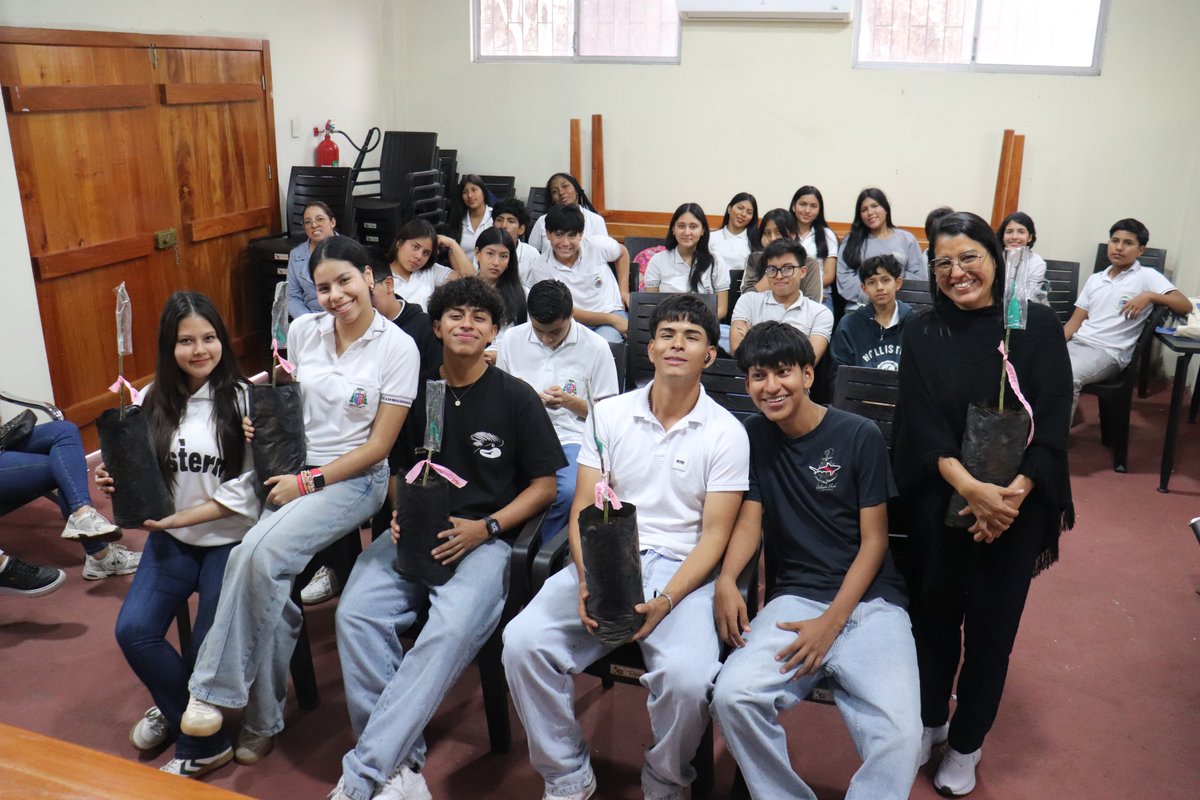 Agricultura_CZ5's tweet photo. #Galápagos | Estudiantes de la localidad, del grupo de Liderazgo y ODS del programa de participación estudiantil #FUNCAVID, participaron en una capacitación sobre propagación de cítricos mediante la técnica de injertos, promoviendo la seguridad alimentaria. #ElNuevoEcuadorImpulsa https://t.co/1njJQepiT0