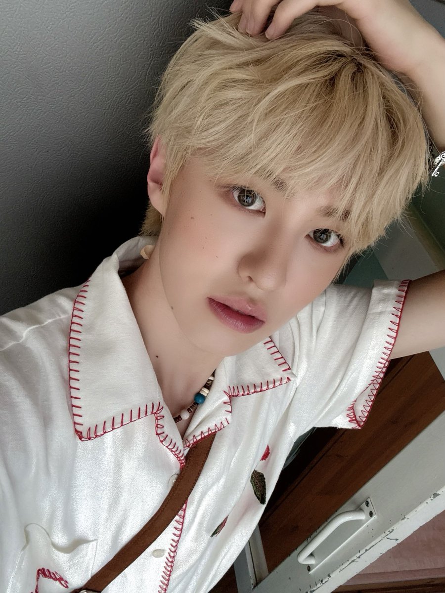 by_EPEX's tweet photo. 모기열방 넘게 물린 날..👒

#EPEX #이펙스 #AYDEN #에이든 https://t.co/bGsMfMy3H0