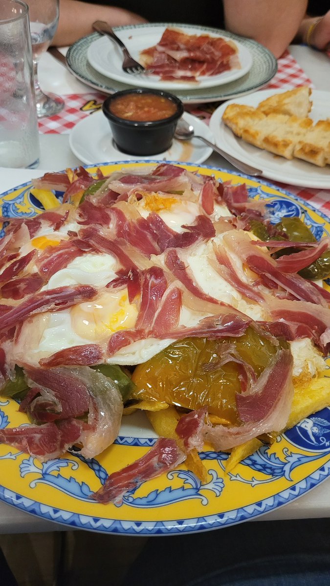 JBeraru's tweet photo. Oiga doña @alas_lujan, ud. sabe donde puedo conseguir pimientos de padrón en Argentina?
Tengo bajo el nivel de ellos en sangre y no estoy para viajar ala península para mejorarlo.
Puntualmente tenía ganas de preparar algo como esto 👇🏾 https://t.co/antciIgMRM