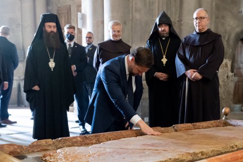 Finally!

A U.S. high level official reverently and publicly praying in the right spot in the Middle East!

VP Vance at the Church of the Holy Sepulcher, touching the rock that held the cross which Jesus Christ was crucified on.