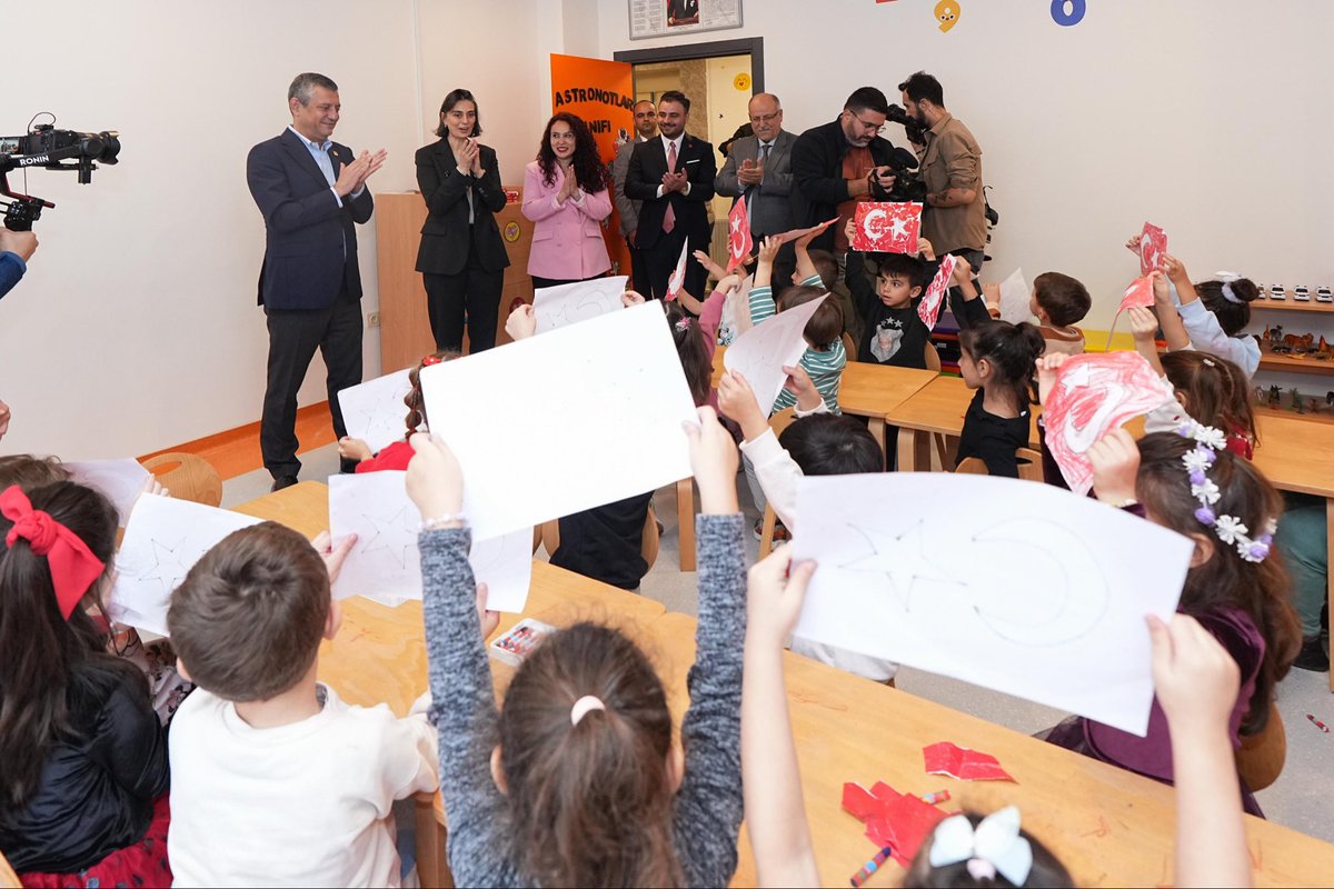 Bugün, Üsküdar Belediye Başkanımız Sayın Sinem Dedetaş’ın ev sahipliğinde; Genel Başkanımız Sayın Özgür Özel, İl Başkanımız Sayın Özgür Çelik ve İBB Başkan Vekilimiz Sayın Nuri Aslan’ı Üsküdarımızda ağırladık.

İcadiye Mahallemizde yapımı tamamlanan Kadın ve Çocuk Yaşam