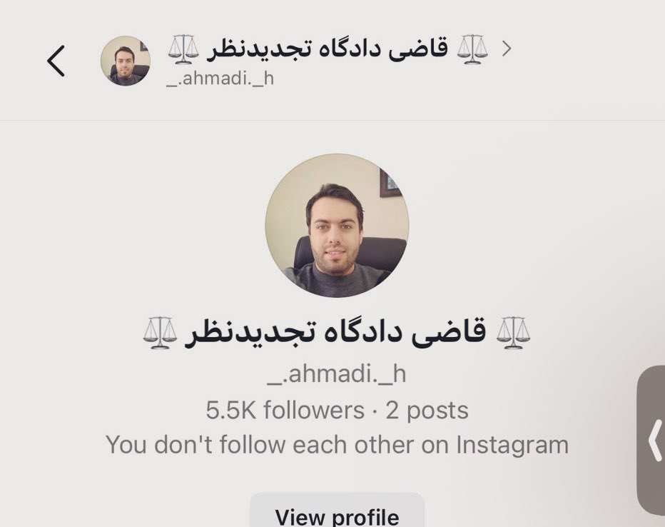 قاضی باید سنگین باشد، مثل ترازو. نه سبک، مثل کامنت زیر پست.
از قاضی انتظار داریم که میان دو کفه‌ی حق و باطل بایستد، نه میان احساسات و سلیقه‌ی شخصی خودش.
قاضی قرار است صدای عدالت باشد، نه پژواک خشم، تمسخر یا گرایش سیاسی.
وقتی کسی که خود را قاضی می‌نامد، در فضای عمومی احساساتی می
