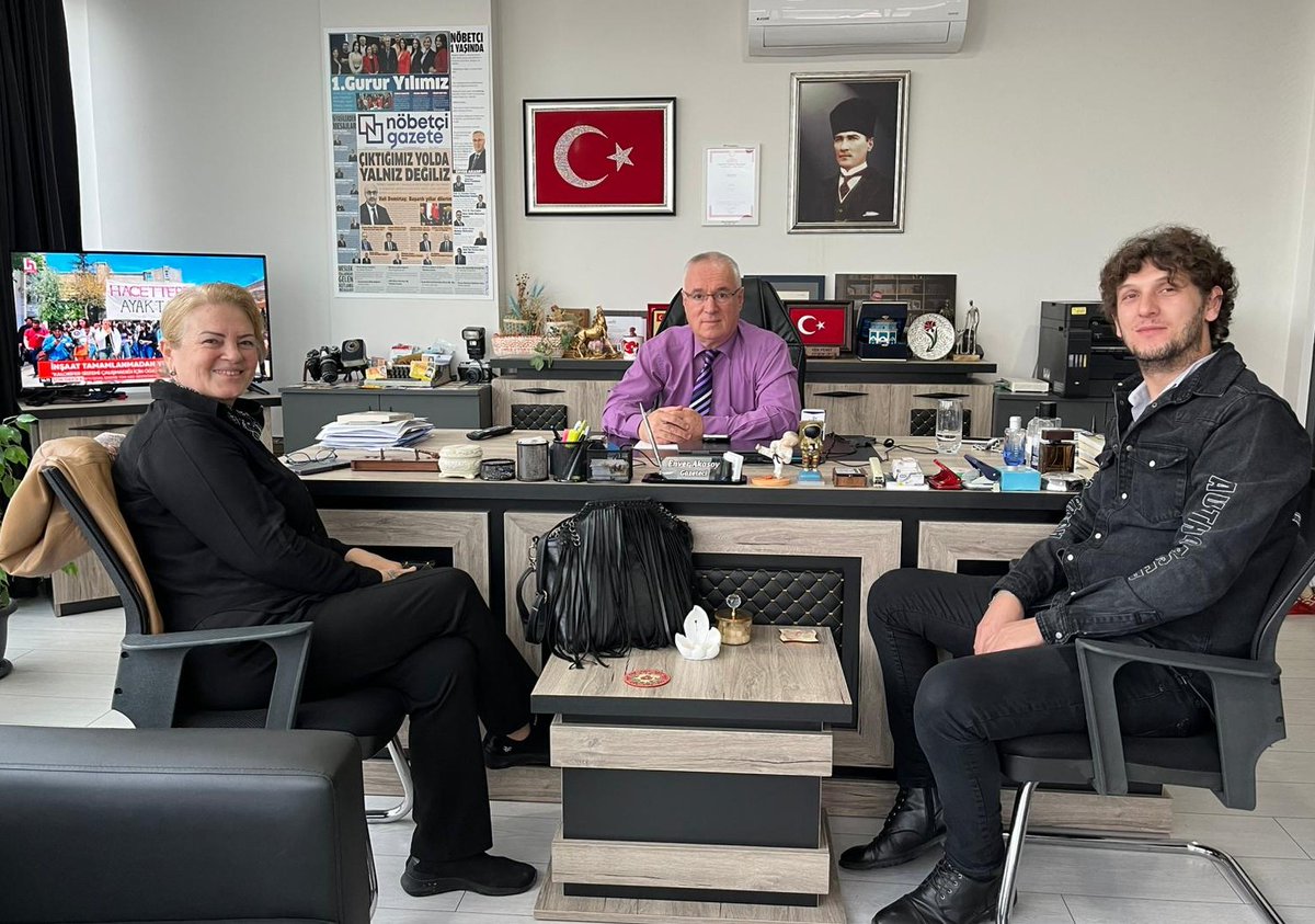 Olay Medya’da uzun yıllar beraber çalıştık. Ben, medyanın gazete bölümünde Serpil ise televizyon tarafındaydı. Başarılı programlara imza attı. 
Şimdi kendini sanata verdi. Sevgili Serpil Arslantürk bugün ziyaretimize geldi.