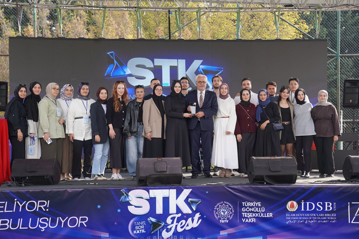 zaimuniv's tweet photo. Üniversitemizde gerçekleşen STK Fest & 15. Kulüp Açılış Şenliği renkli görüntülere sahne oldu. Öğrenci kulüplerimiz, stantlarda yıl boyunca yürütecekleri faaliyetleri tanıtırken; katılımcılar ise atölyeler, sahne performansları, oyun alanları ve çeşitli etkinliklerle keyifli anlar yaşadı.

Etkinliğin sonunda gerçekleştirilen ödül töreninde; İZÜ Rektörü Prof. Dr. @ACAcar10, Rektör Yardımcıları Prof. Dr. @_IKucuk, Prof. Dr. @erhanicener ve Prof. Dr. @nihaterdogmus ile Genel Sekreterimiz Dr. Fatih Hasdemir'in yanı sıra katılımcı kurum ve STK'ların yöneticileri yer aldı.