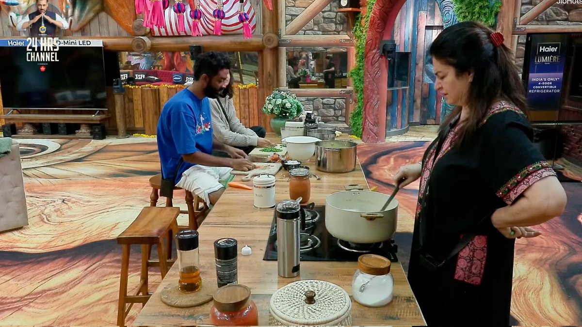 Kunickaa calls #GauravKhanna the most manipulative &amp; toxic contestant of #BiggBoss19😂😂

In which world are you mam??
As #MaltiChahar rightly said "kaun sa show dekh rahi ho aap"

Good to know #PranitMore took stand for GK..👏👏

#BB19 #BiggBoss19OnJioHotstar #BB19LiveFeed