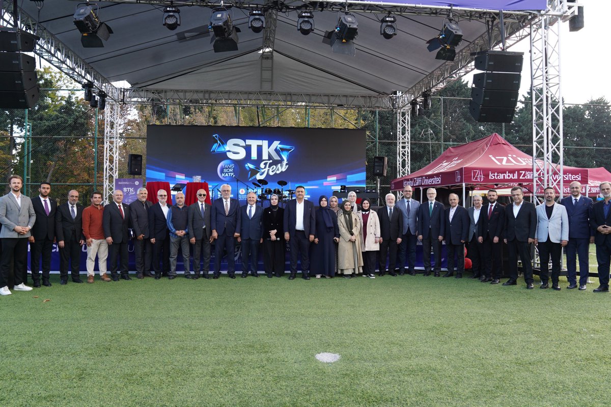 zaimuniv's tweet photo. Üniversitemizde gerçekleşen STK Fest & 15. Kulüp Açılış Şenliği renkli görüntülere sahne oldu. Öğrenci kulüplerimiz, stantlarda yıl boyunca yürütecekleri faaliyetleri tanıtırken; katılımcılar ise atölyeler, sahne performansları, oyun alanları ve çeşitli etkinliklerle keyifli anlar yaşadı.

Etkinliğin sonunda gerçekleştirilen ödül töreninde; İZÜ Rektörü Prof. Dr. @ACAcar10, Rektör Yardımcıları Prof. Dr. @_IKucuk, Prof. Dr. @erhanicener ve Prof. Dr. @nihaterdogmus ile Genel Sekreterimiz Dr. Fatih Hasdemir'in yanı sıra katılımcı kurum ve STK'ların yöneticileri yer aldı.