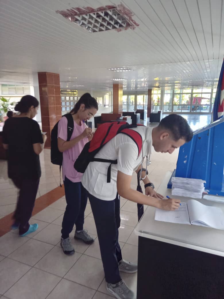 🗳️ ¡La FEU llega a los hospitales! Urnas itinerantes facilitan la participación en el proceso eleccionario a estudiantes de 3ro a 6to año de áreas clínicas que realizan su rotación en el <a href="/HPUPaquitoGzle1/">Hospital Pediátrico ¨Paquito González Cueto¨</a> y <a href="/HGAL/">hgal</a>. #FEU #EleccionesEstudiantiles #ParticipaciónEstudiantil