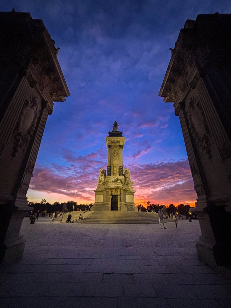 El atardecer en el Retiro es uno de esos momentos que hacen querer quedarse en Madrid. ✨

#Madrid #ParqueDelRetiro #VisitMadrid