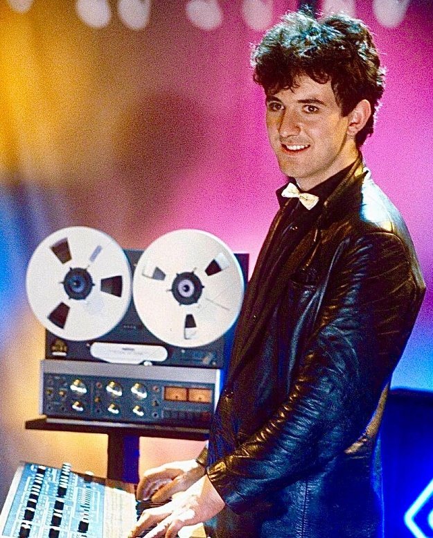 faustianovich's tweet image. Adiós al grandérrimo David Ball, el cincuenta por ciento, con Marc Almond, de los grandiosos Soft Cell. También en The Grid, dejemos que el sintetizador entone un réquiem electrónico (quizás 'Tainted Love') en su recuerdo.
Descanse en paz.