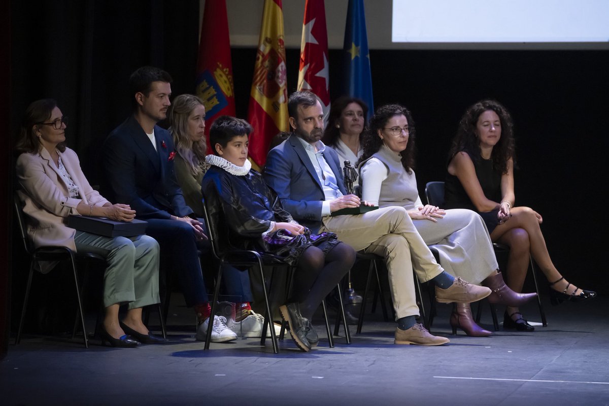EDUCACIÓN |
📖 La alcaldesa, Judith Piquet <a href="/JudithPiquet/">Judith Piquet</a>, entrega al escritor David Lozano <a href="/DavidlozanoG/">David Lozano Garbala</a> el 'Premio Cervantes Chico', con el que Alcalá reconoce “el amor a las palabras y los valores cívicos”.

👥 Con las diferentes distinciones entregadas, 240 alumnos de un total